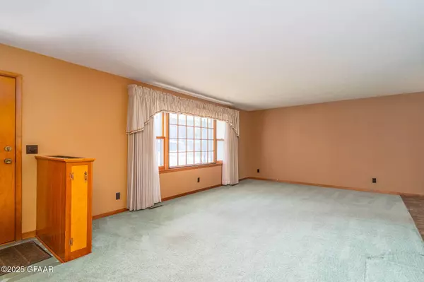 1801 RIVER- RD NW, East Grand Forks, MN 56721