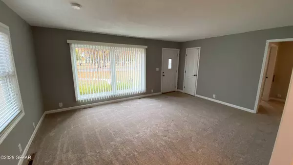 525 25TH ST N, Grand Forks, ND 58203