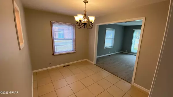 525 25TH ST N, Grand Forks, ND 58203