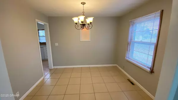 525 25TH ST N, Grand Forks, ND 58203