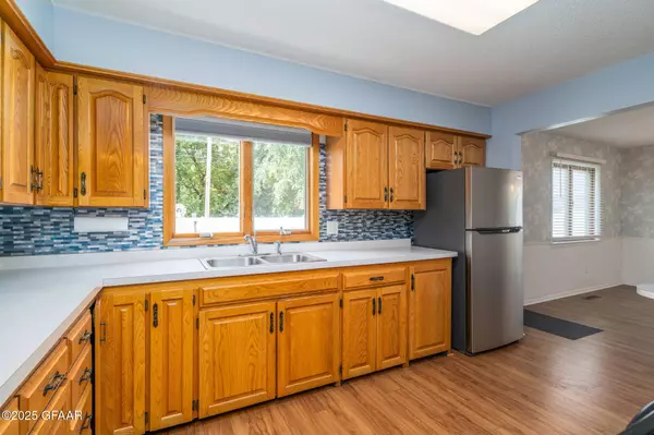 2618 CHESTNUT ST, Grand Forks, ND 58201