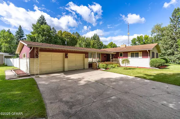 2618 CHESTNUT ST, Grand Forks, ND 58201