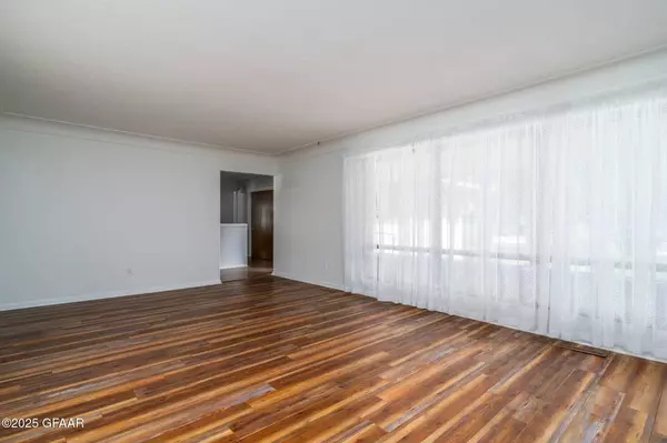 2618 CHESTNUT ST, Grand Forks, ND 58201