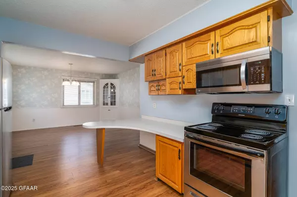 2618 CHESTNUT ST, Grand Forks, ND 58201