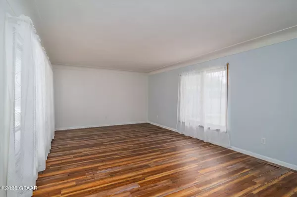 2618 CHESTNUT ST, Grand Forks, ND 58201