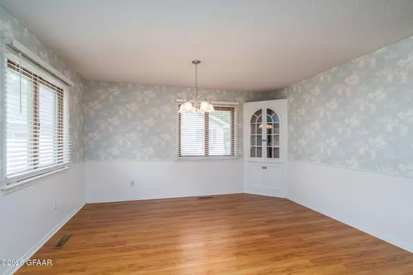 2618 CHESTNUT ST, Grand Forks, ND 58201