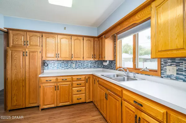 2618 CHESTNUT ST, Grand Forks, ND 58201