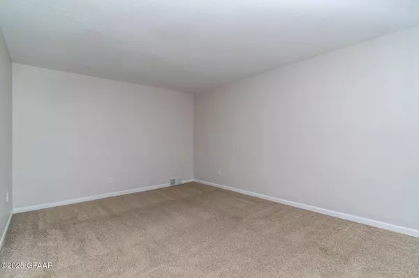 1006 WALNUT ST, Grand Forks, ND 58201