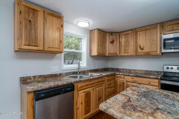 1006 WALNUT ST, Grand Forks, ND 58201