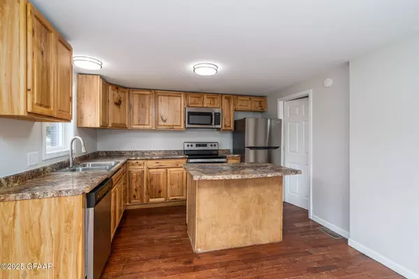 1006 WALNUT ST, Grand Forks, ND 58201