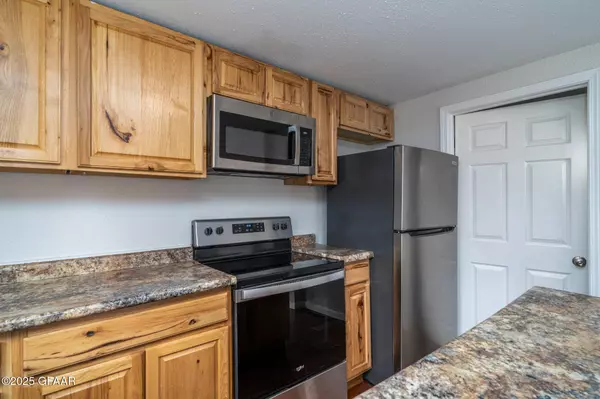 1006 WALNUT ST, Grand Forks, ND 58201