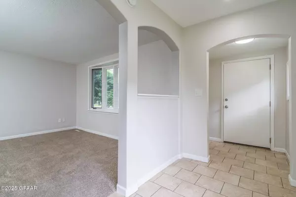 1006 WALNUT ST, Grand Forks, ND 58201