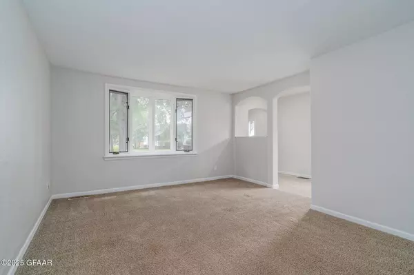 1006 WALNUT ST, Grand Forks, ND 58201