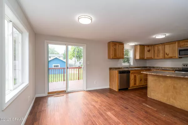 1006 WALNUT ST, Grand Forks, ND 58201