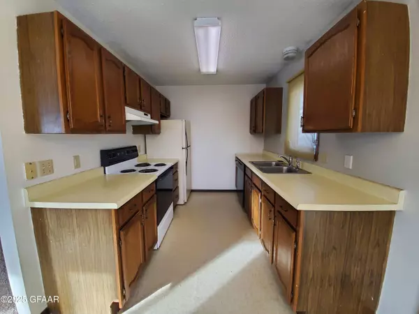 716 GREAT PLAINS CT, Grand Forks, ND 58201