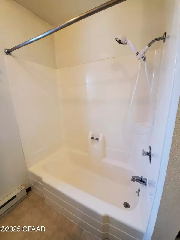 716 GREAT PLAINS CT, Grand Forks, ND 58201