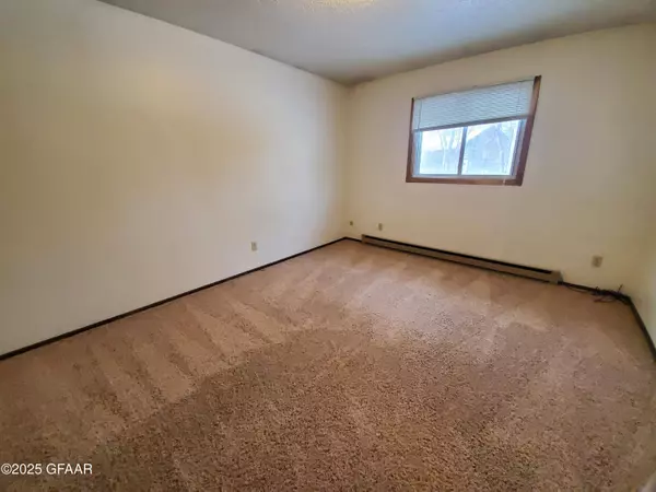 716 GREAT PLAINS CT, Grand Forks, ND 58201