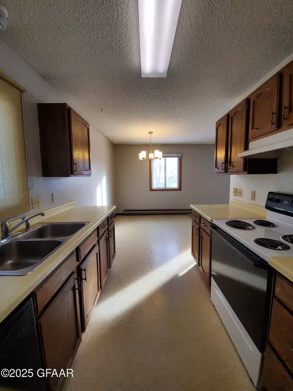 716 GREAT PLAINS CT, Grand Forks, ND 58201