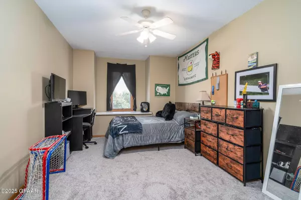 2185 26TH AVE S, Grand Forks, ND 58201