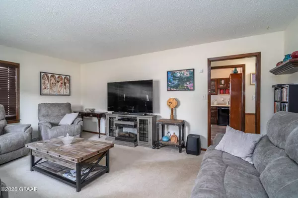 2010 11TH AVE N, Grand Forks, ND 58203