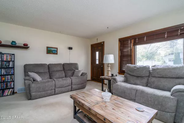 2010 11TH AVE N, Grand Forks, ND 58203