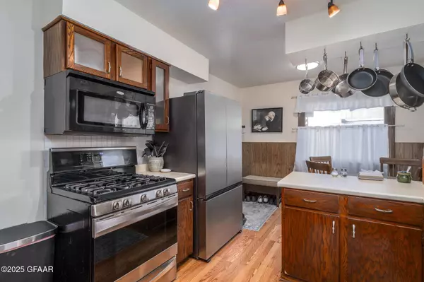 2010 11TH AVE N, Grand Forks, ND 58203