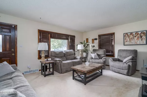 2010 11TH AVE N, Grand Forks, ND 58203