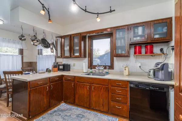 2010 11TH AVE N, Grand Forks, ND 58203