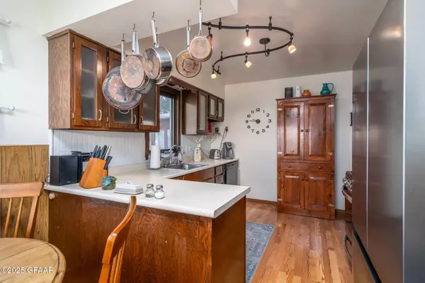 2010 11TH AVE N, Grand Forks, ND 58203