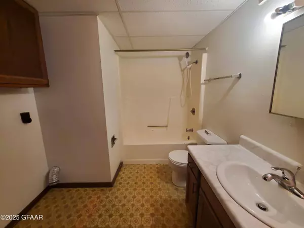 2505 18TH ST S, Grand Forks, ND 58201