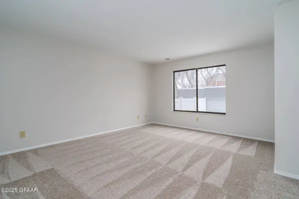 818 39TH ST N, Grand Forks, ND 58203