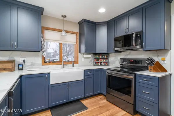 3166 DESERT STAR LN, Grand Forks, ND 58201