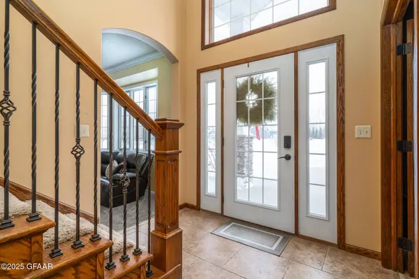 1069 ROBIN RD NE, Grand Forks, ND 58201