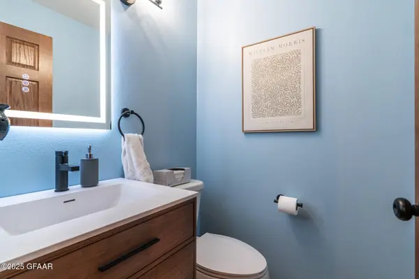 1069 ROBIN RD NE, Grand Forks, ND 58201