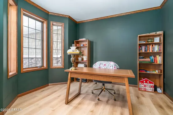 1069 ROBIN RD NE, Grand Forks, ND 58201