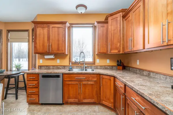 1069 ROBIN RD NE, Grand Forks, ND 58201