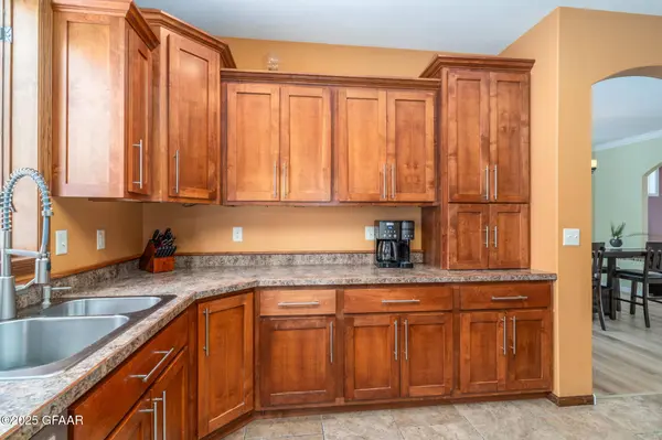 1069 ROBIN RD NE, Grand Forks, ND 58201