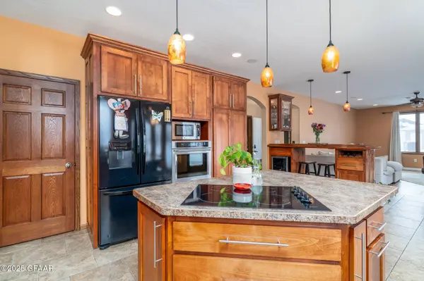 1069 ROBIN RD NE, Grand Forks, ND 58201