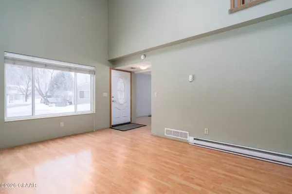 168 PARKVIEW CIR, Grand Forks, ND 58201