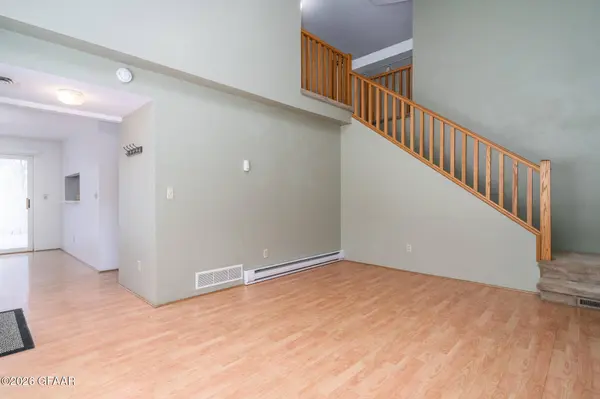 168 PARKVIEW CIR, Grand Forks, ND 58201