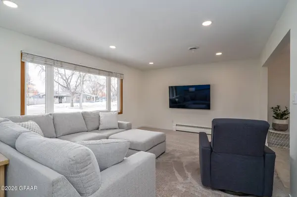 2515 OLIVE ST, Grand Forks, ND 58201