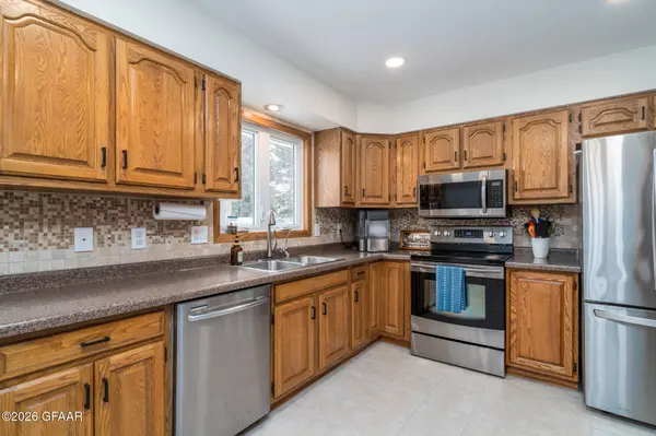 2515 OLIVE ST, Grand Forks, ND 58201