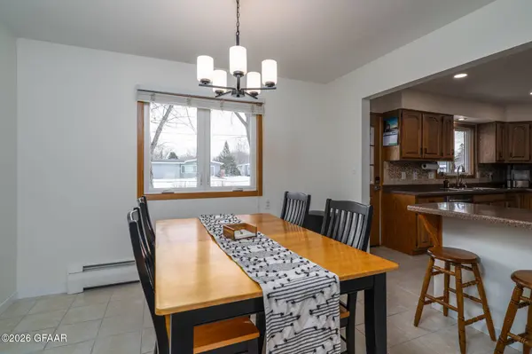 2515 OLIVE ST, Grand Forks, ND 58201