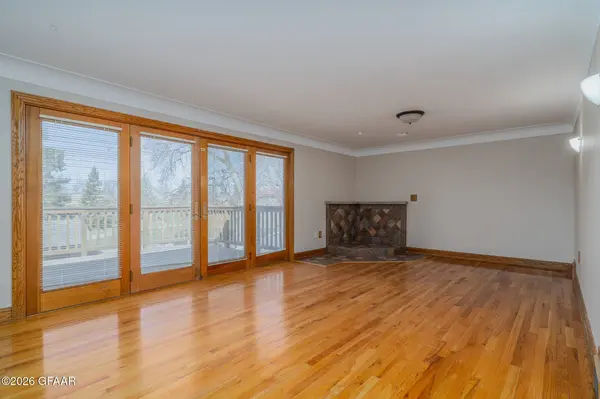 1403 8TH AVE NW, East Grand Forks, MN 56721