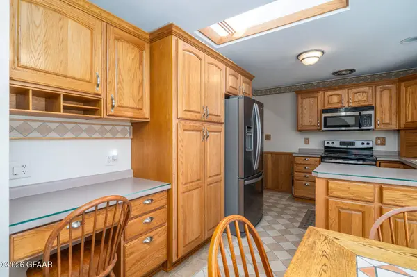 1403 8TH AVE NW, East Grand Forks, MN 56721