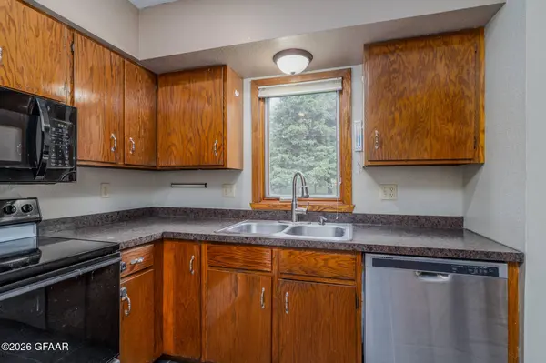 1104 21ST ST NW, East Grand Forks, MN 56721