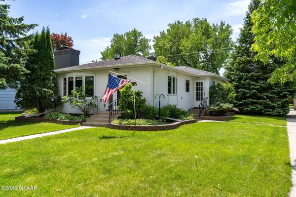 1529 CHESTNUT PL, Grand Forks, ND 58201