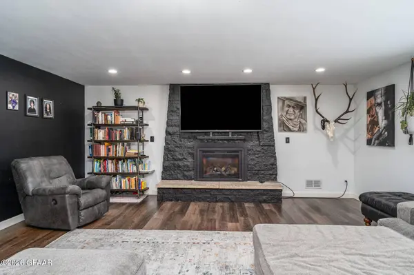 1403 OAK ST, Grand Forks, ND 58201
