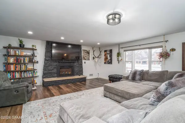 1403 OAK ST, Grand Forks, ND 58201