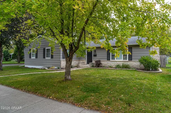 1403 OAK ST, Grand Forks, ND 58201